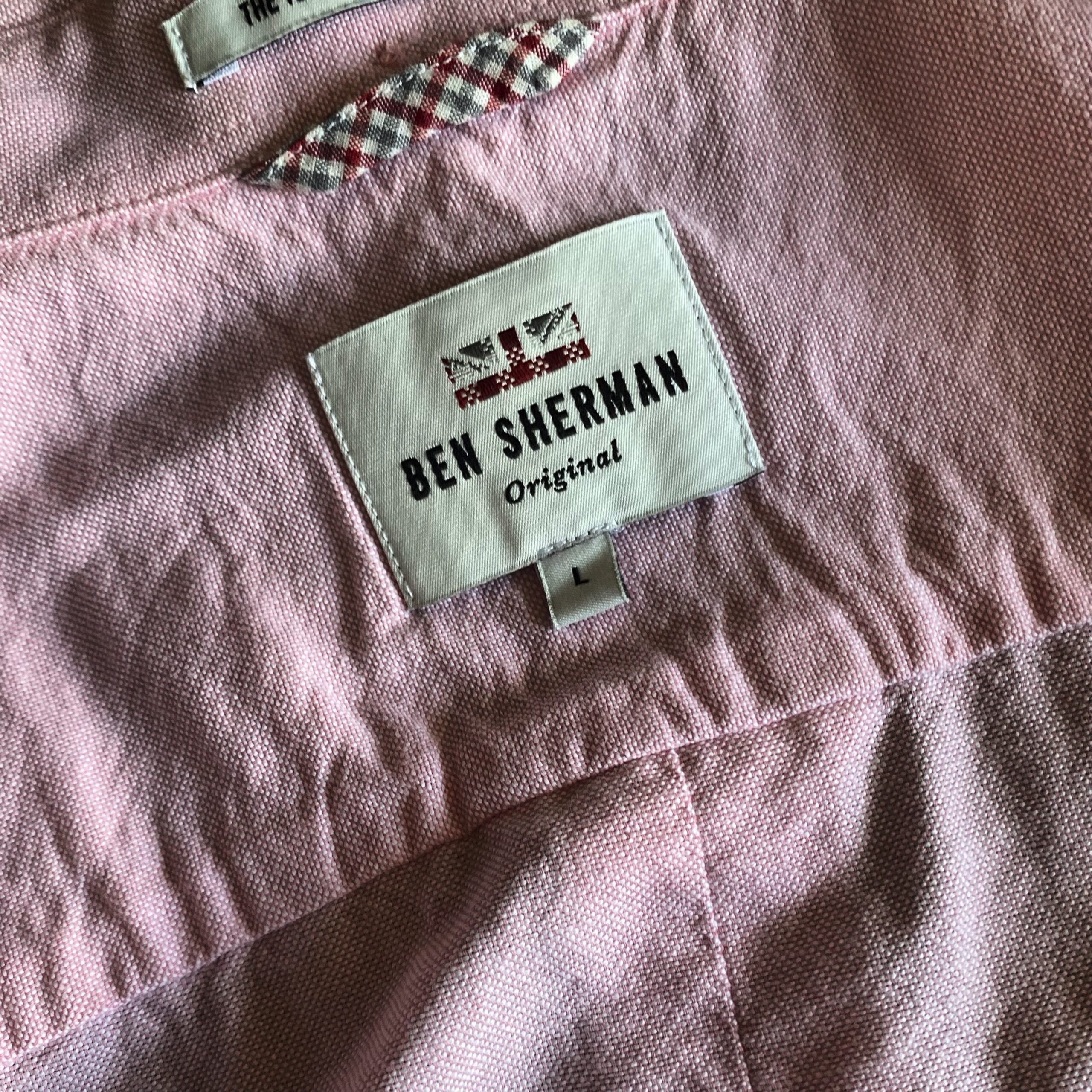 Ben Sherman original label on a pink shirt, showcasing brand and size details.