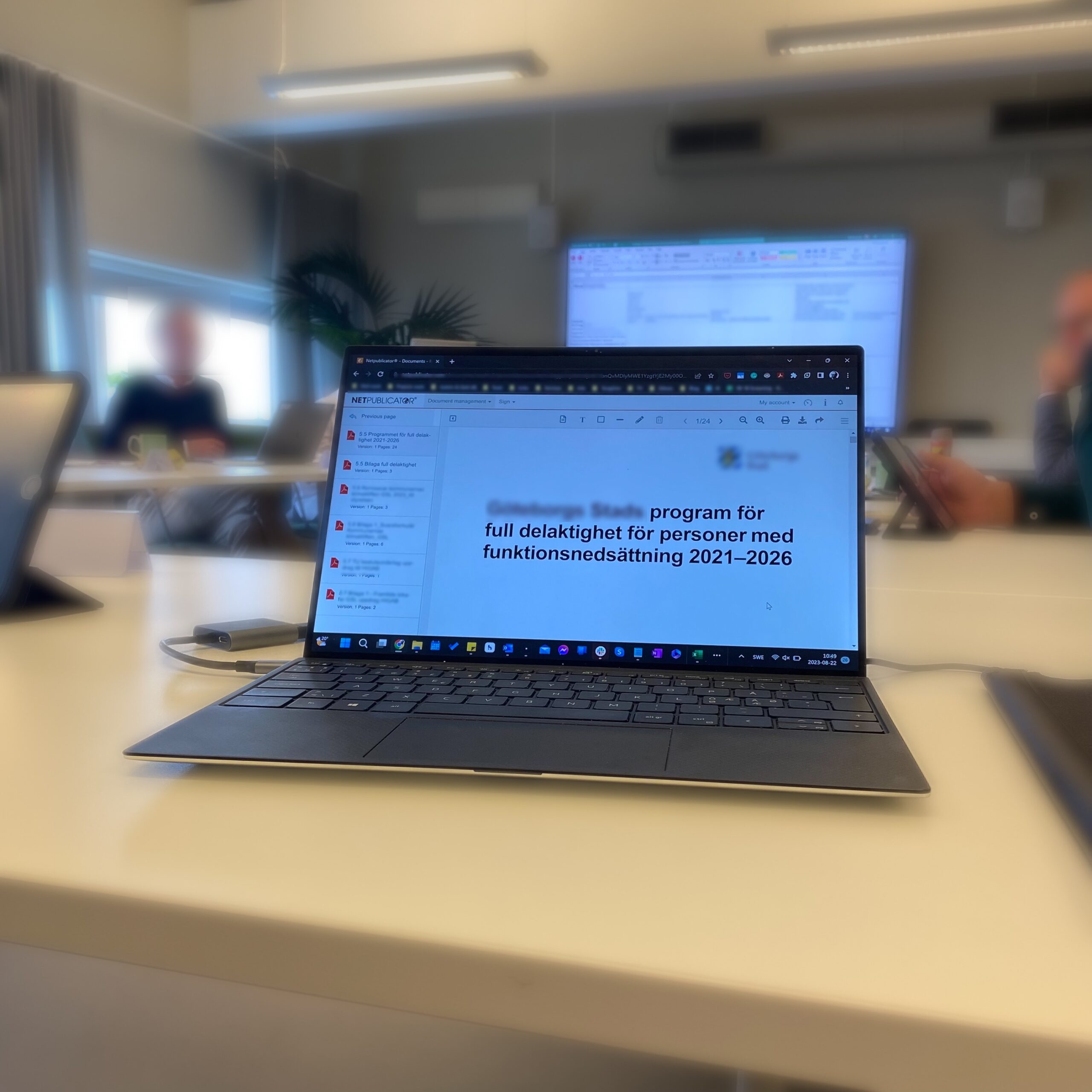 Laptop displaying a document titled 'program för full delaktighet för personer med funktionsnedsättning 2021–2026'.