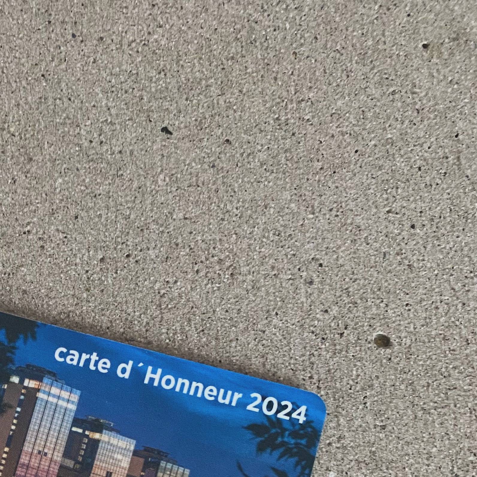 2024 carte d'Honneur card featuring a city skyline design with a blue background.