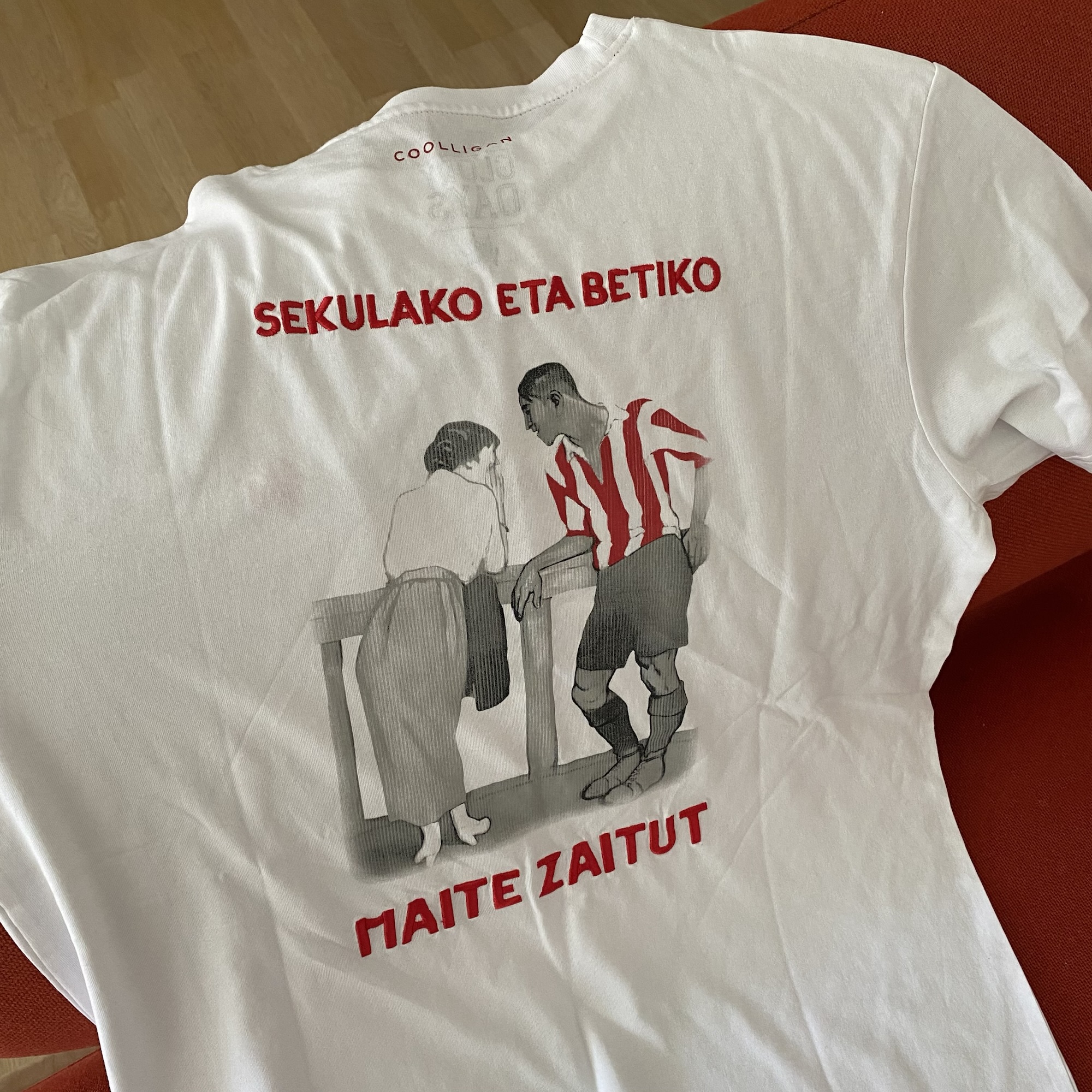 White T-shirt with the Basque phrase “Sekulako eta betiko maite zaitut” and an Athletic Club Bilbao footballer illustration.