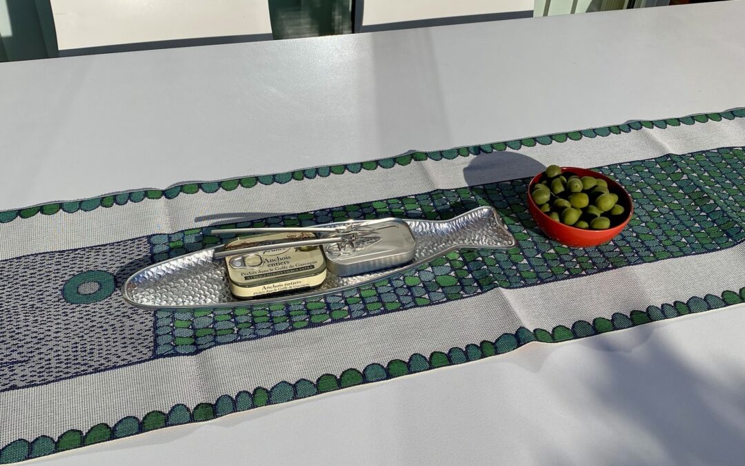 As sardines are on today’s menu, the table runner features Stig Lindberg’s fish motif, woven by Ekelund Linneväveri